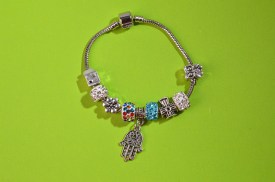 Pulsera dije MANO DE FATIMA 8 adornos (1).jpg